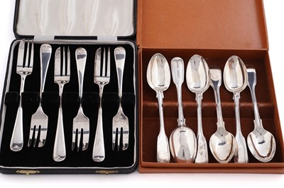 Lot 498 - Victorian silver teaspoons; and a cased set of six silver cake forks