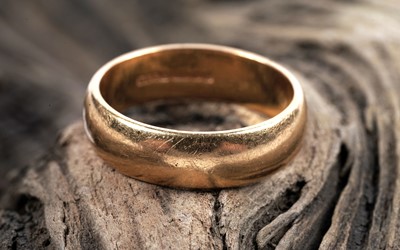 Lot 122 - A 22ct gold wedding band