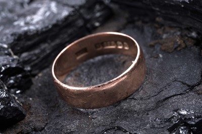 Lot 123 - A 1920's 9ct gold wedding band