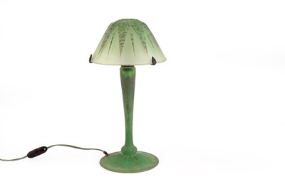 Lot 80 - A Daum art deco table lamp and shade