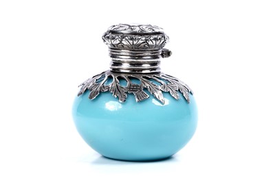 Lot 710 - A Victorian silver mounted glass vinaigrette