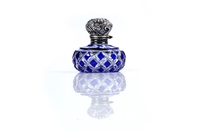 Lot 714 - A Victorian silver mounted clear glass vinaigrette