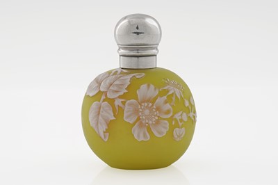 Lot 719 - A late Victorian silver mounted Webb cameo glass scent bottle