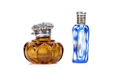 Lot 727 - A small, late Victorian silver mounted amber glass vinaigrette