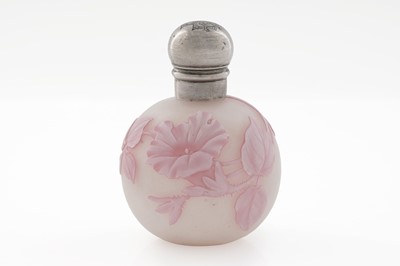 Lot 733 - A late Victorian silver mounted Webb cameo glass scent bottle