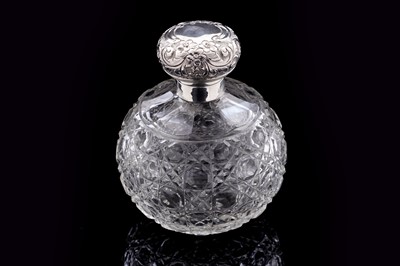 Lot 746 - An Edwardian silver mounted cut glass toilet water bottle