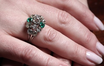 Lot 855 - A Victorian emerald and diamond dress ring