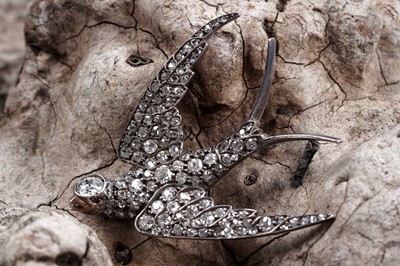 Lot 982 - A Victorian diamond swallow pattern brooch