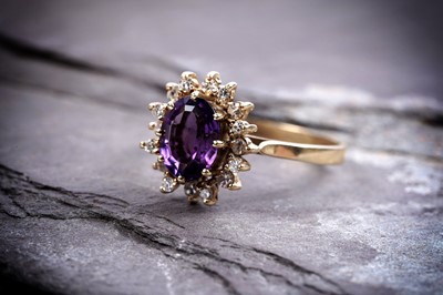 Lot 829 - An amethyst and diamond cluster ring