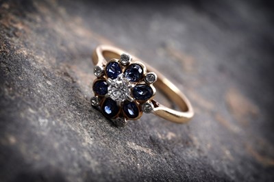 Lot 830 - A sapphire and diamond cluster ring