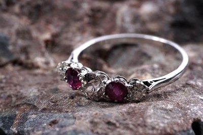 Lot 832 - A ruby and diamond ring