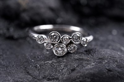 Lot 229 - A modern diamond dress ring