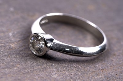 Lot 986 - A solitaire diamond ring