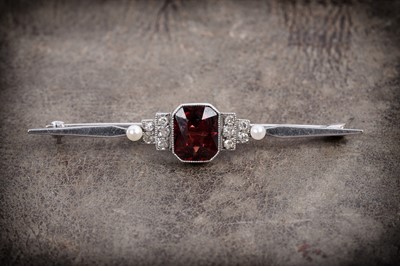 Lot 844 - An Art Deco garnet, diamond and seed-pearl brooch