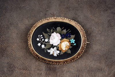 Lot 845 - A Victorian pietra dura brooch