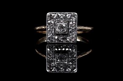 Lot 989 - An Art Deco diamond cluster ring