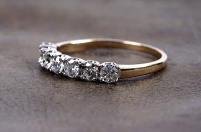 Lot 233 - A contemporary seven-stone diamond ring