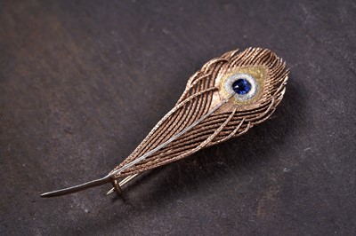 Lot 991 - A sapphire and gold peacock feather brooch