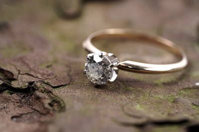 Lot 857 - A single stone solitaire diamond ring