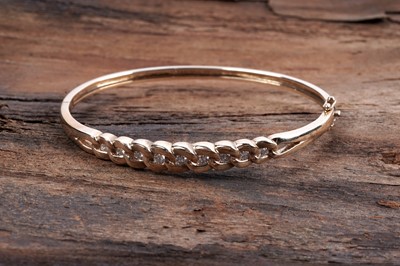 Lot 862 - A diamond bangle