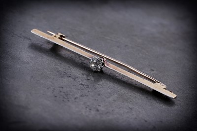 Lot 252 - An early 20th Century diamond bar brooch