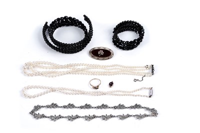 Lot 258 - Jewellery including: a sapphire ring on 9ct gold; and cultured pearl necklaces