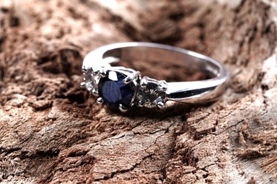 Lot 956 - A sapphire and diamond ring