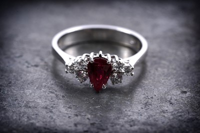 Lot 957 - A ruby and diamond ring