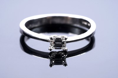 Lot 963 - A single stone diamond ring