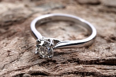 Lot 964 - A single stone solitaire diamond ring