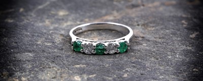 Lot 966 - An emerald and diamond ring