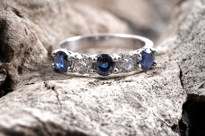 Lot 967 - A sapphire and diamond ring
