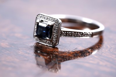 Lot 129 - A sapphire and diamond cluster ring