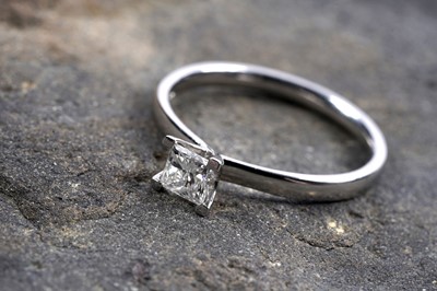 Lot 973 - A single stone princess cut diamond ring