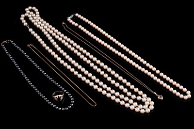 Lot 370 - Gold and cultured pearl jewellery including a garnet ring