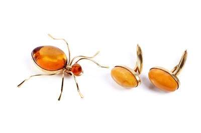 Lot 98 - A copal amber spider pattern brooch; and a pair of cufflinks