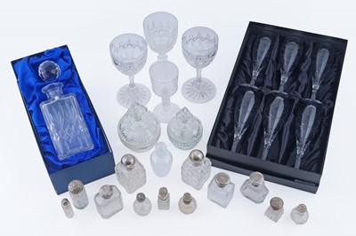 Lot 383 - A collection of glassware