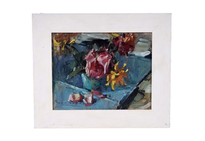 Lot 525 - Tom Oldham - Roses and Daisies in a Blue Vase | oil