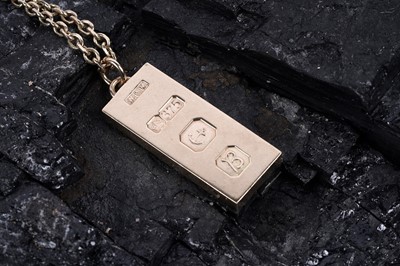 Lot 305 - A 9ct gold ingot pendant