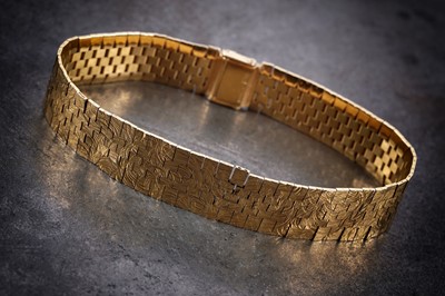 Lot 307 - A flexible 9ct gold bracelet with decorative engraving to the face