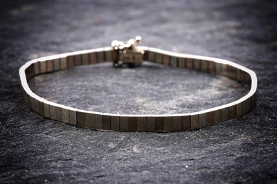 Lot 308 - A tri-coloured 9ct gold bracelet