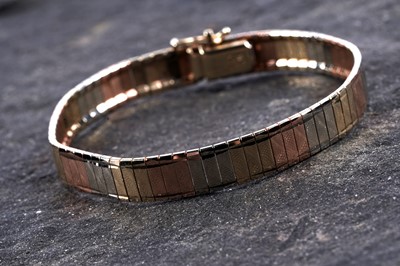 Lot 309 - A modern tri-coloured 14ct gold bracelet