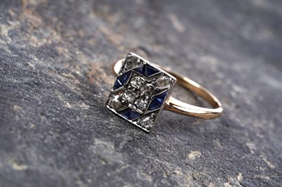 Lot 255 - An early 20th Century Art Deco sapphire and diamond ring