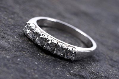 Lot 508 - A contemporary six stone diamond ring
