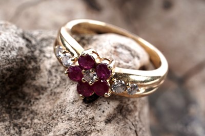 Lot 509 - A ruby and diamond flowerhead pattern ring
