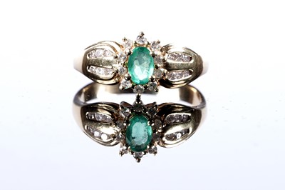 Lot 516 - An emerald and diamond flowerhead pattern ring