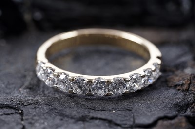 Lot 522 - A contemporary ten stone diamond ring