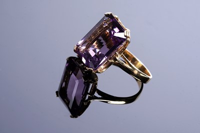 Lot 524 - An amethyst cocktail ring