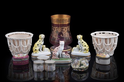 Lot 360 - A collection of ceramics
