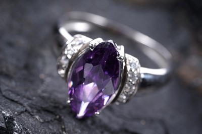 Lot 529 - A contemporary amethyst ring